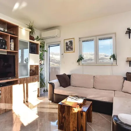 Cozy In With Private Swimming Pool, Be Inside Or Outside * 斯普利特