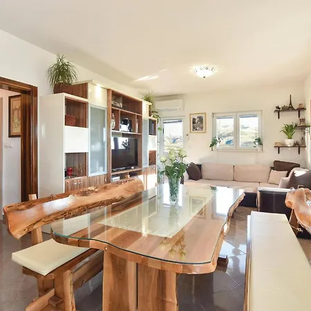 Lovely In With Jacuzzi *