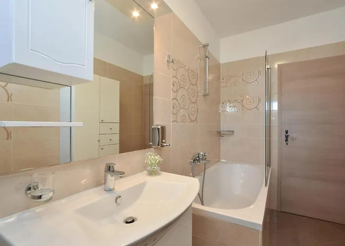 Feriehus Lovely In With Jacuzzi Split