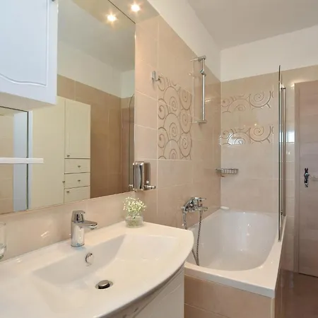 Hébergement de vacances Lovely In With Jacuzzi Split